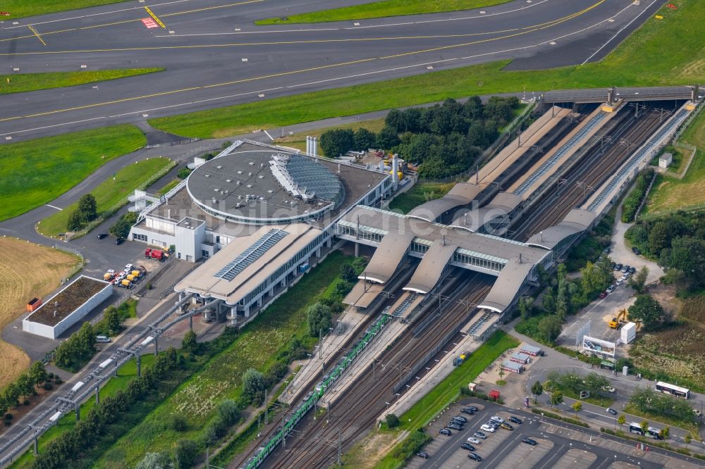 Düsseldorf aus der Vogelperspektive: Gleisverlauf und Bahnhofsgebäude Düsseldorf-Flughafen in Düsseldorf im Bundesland Nordrhein-Westfalen, Deutschland