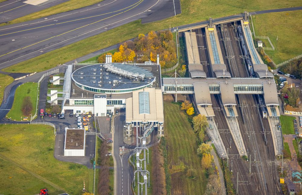 Luftbild Düsseldorf - Gleisverlauf und Bahnhofsgebäude Düsseldorf-Flughafen in Düsseldorf im Bundesland Nordrhein-Westfalen, Deutschland