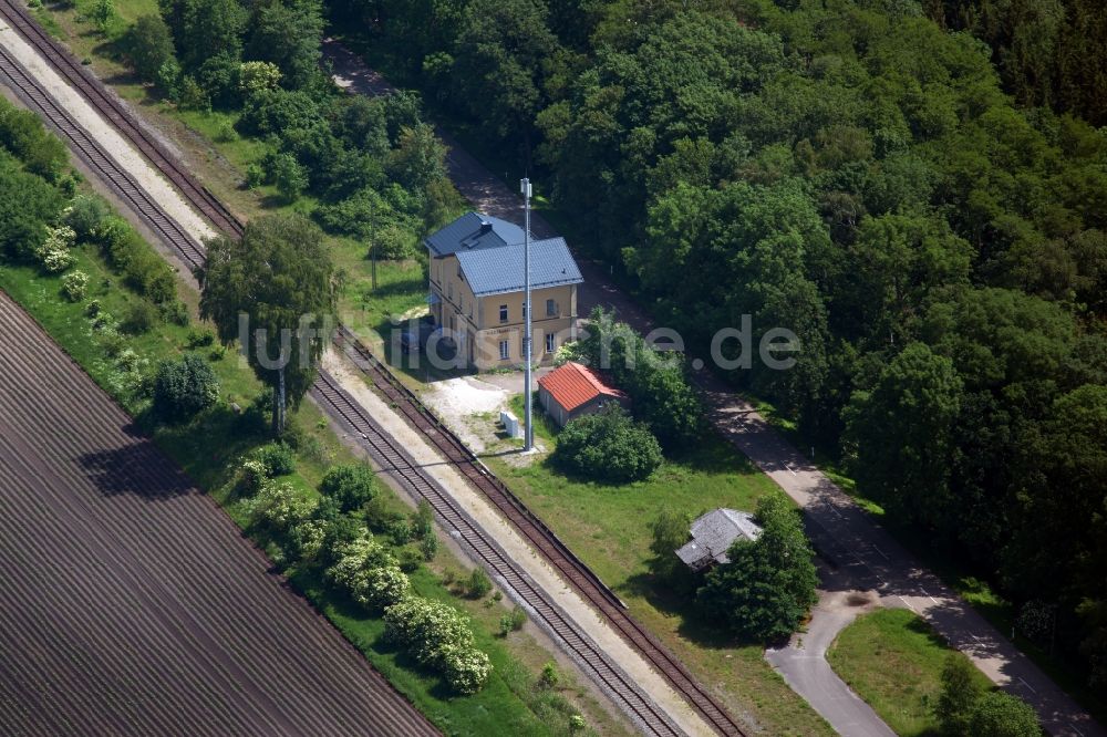 Luftaufnahme Niederarnbach - Gleisverlauf und Bahnhofsgebäude am ehemaligen Bahnhof in Niederarnbach im Bundesland Bayern, Deutschland
