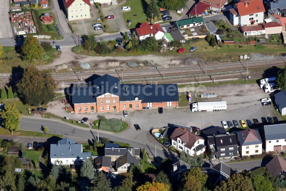 Luftaufnahme Elgersburg - Gleisverlauf und Bahnhofsgebäude in Elgersburg im Bundesland Thüringen, Deutschland
