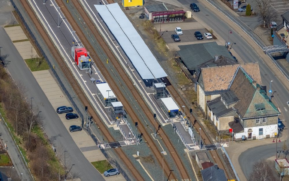 Luftbild Erndtebrück - Gleisverlauf und Bahnhofsgebäude in Erndtebrück im Bundesland Nordrhein-Westfalen, Deutschland