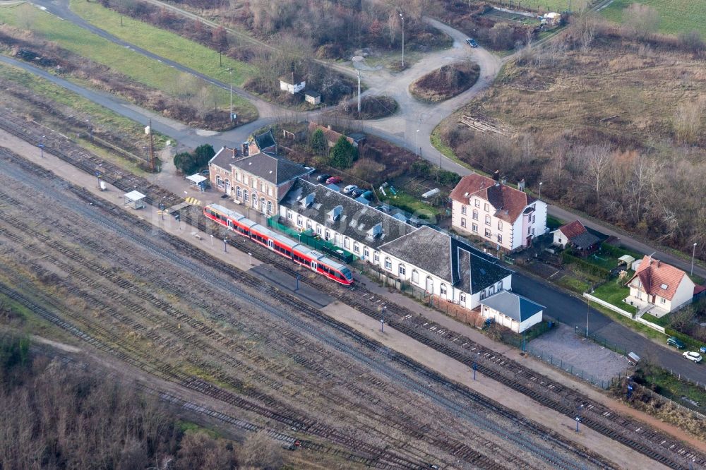Lauterbourg aus der Vogelperspektive: Gleisverlauf und Bahnhofsgebäude der Französischen Bahn in Lauterbourg in Grand Est, Frankreich