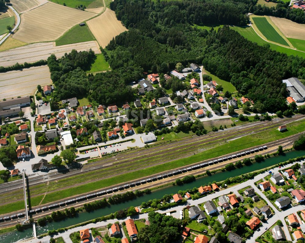 Garching an der Alz von oben - Gleisverlauf und Bahnhofsgebäude in Garching an der Alz im Bundesland Bayern, Deutschland