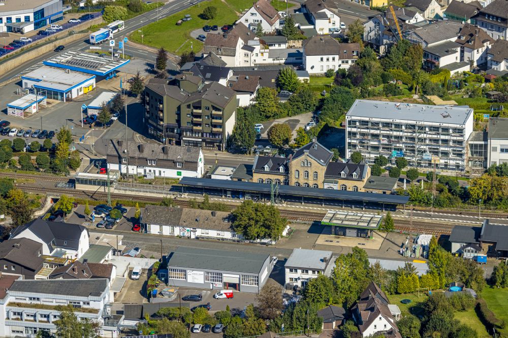 Grevenbrück aus der Vogelperspektive: Gleisverlauf und Bahnhofsgebäude in Grevenbrück im Bundesland Nordrhein-Westfalen, Deutschland