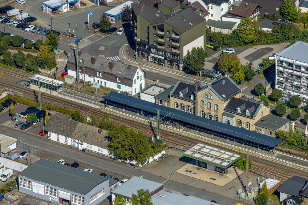 Luftbild Grevenbrück - Gleisverlauf und Bahnhofsgebäude in Grevenbrück im Bundesland Nordrhein-Westfalen, Deutschland