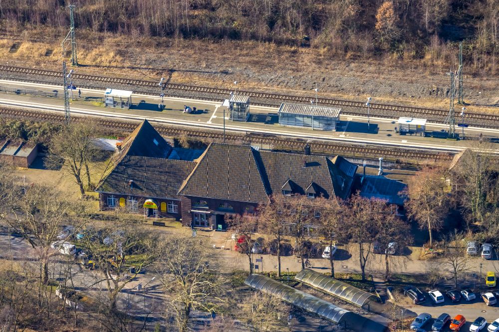 Lünen aus der Vogelperspektive: Gleisverlauf und Bahnhofsgebäude in Horstmar Preußen im Bundesland Nordrhein-Westfalen, Deutschland