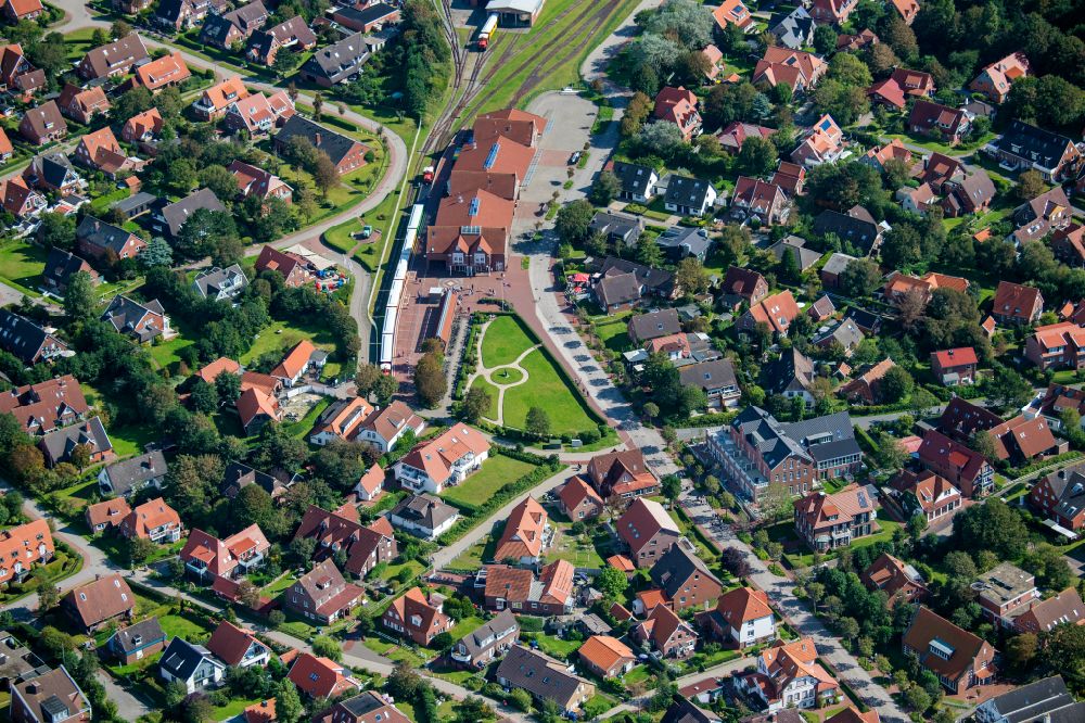 Luftbild Langeoog - Gleisverlauf und Bahnhofsgebäude am Inselbahnhof Langeoog in Langeoog im Bundesland Niedersachsen, Deutschland