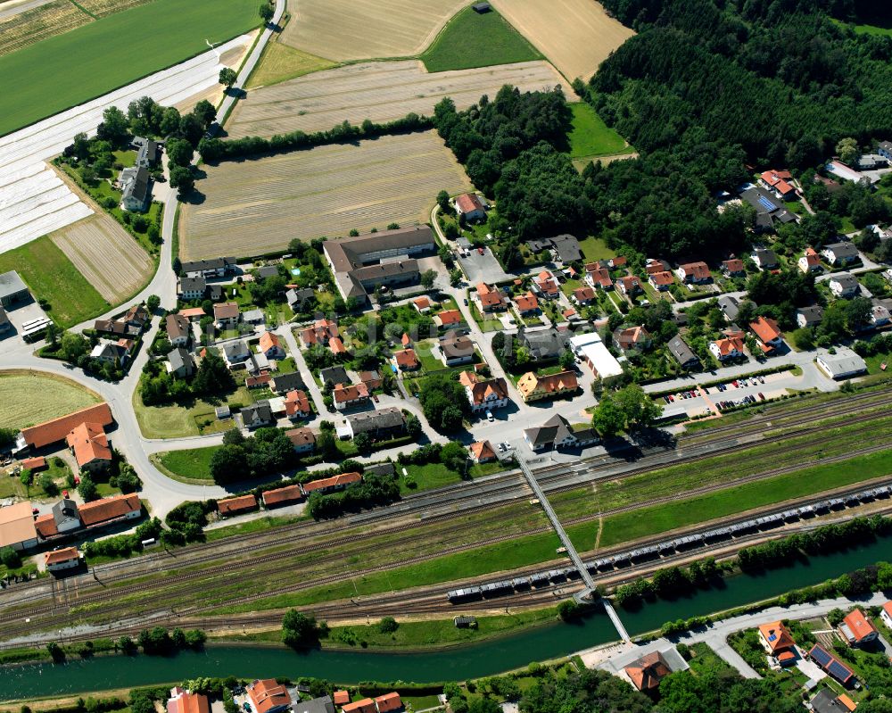 Obergarching aus der Vogelperspektive: Gleisverlauf und Bahnhofsgebäude in Obergarching im Bundesland Bayern, Deutschland