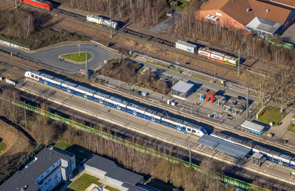 Luftbild Holzwickede - Gleisverlauf und Bahnhofsgebäude im Ortsteil Brackel in Holzwickede im Bundesland Nordrhein-Westfalen, Deutschland