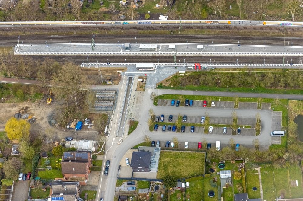 Hamm aus der Vogelperspektive: Gleisverlauf und Bahnhofsgebäude mit Parkplatz im Stadtteil Heessen in Hamm im Bundesland Nordrhein-Westfalen