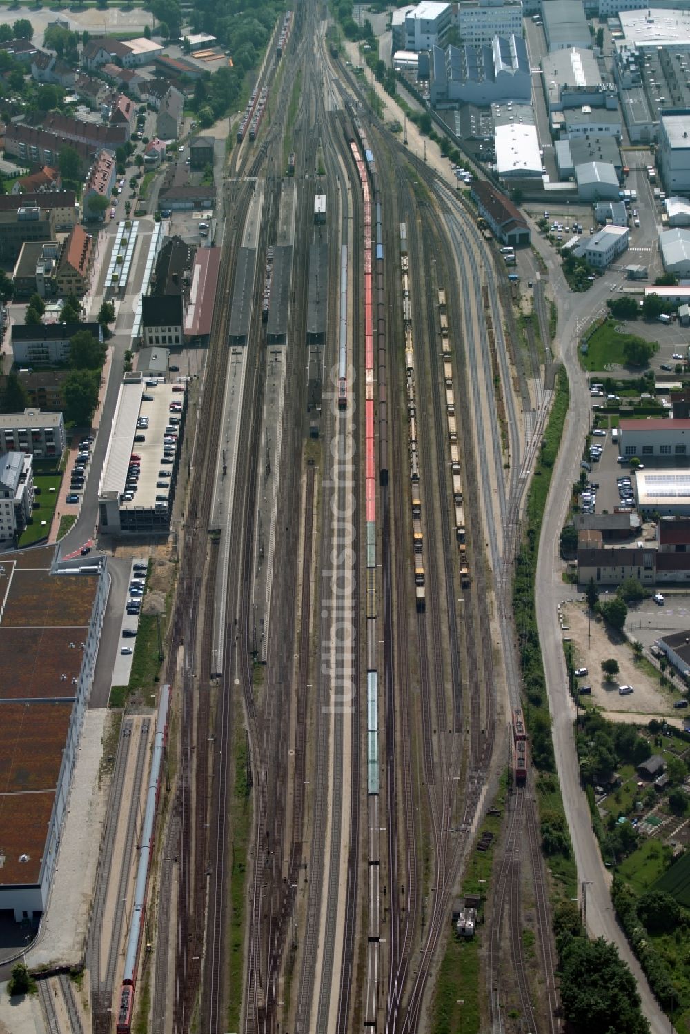 Donauwörth von oben - Gleisverlauf, Bahnhofsgebäude und Rangierbahnhof der Deutschen Bahn in Donauwörth im Bundesland Bayern, Deutschland