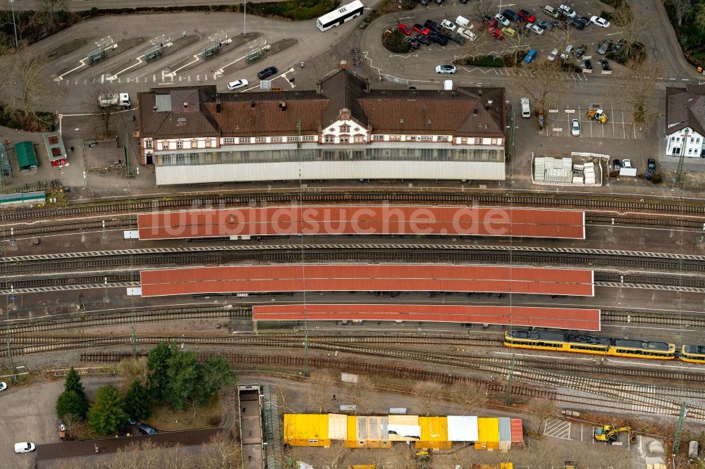 Luftbild Rastatt - Gleisverlauf und Bahnhofsgebäude in Rastatt im Bundesland Baden-Württemberg, Deutschland