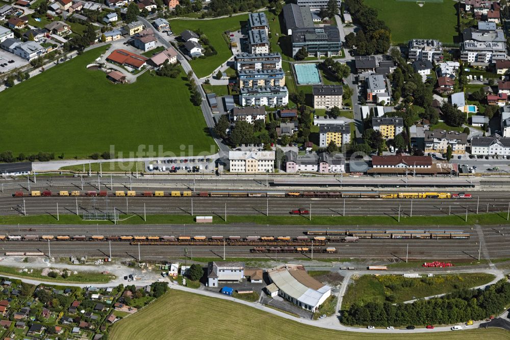 Luftbild Saalfelden am Steinernen Meer - Gleisverlauf und Bahnhofsgebäude in Saalfelden am Steinernen Meer in Salzburg, Österreich
