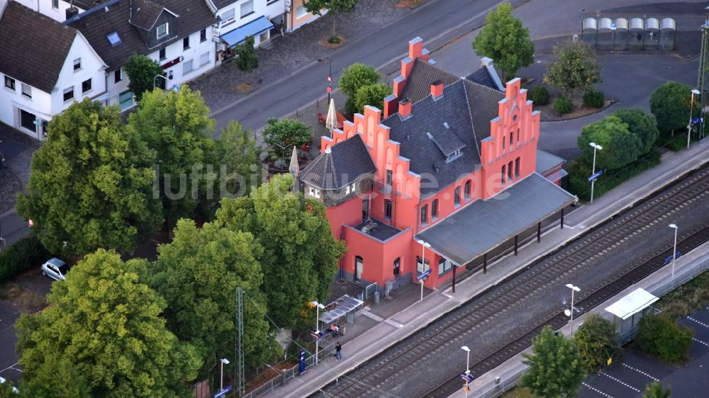 Schladern von oben - Gleisverlauf und Bahnhofsgebäude in Schladern im Bundesland Nordrhein-Westfalen, Deutschland