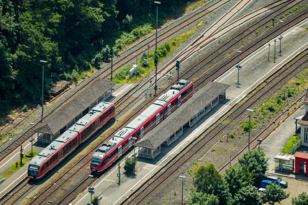 Luftbild Brilon - Gleisverlauf und Bahnhofsgebäude sowie Züge der Deutschen Bahn Brilon Wald in Brilon im Bundesland Nordrhein-Westfalen, Deutschland