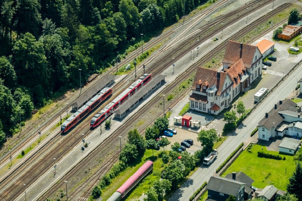 Luftaufnahme Brilon - Gleisverlauf und Bahnhofsgebäude sowie Züge der Deutschen Bahn Brilon Wald in Brilon im Bundesland Nordrhein-Westfalen, Deutschland