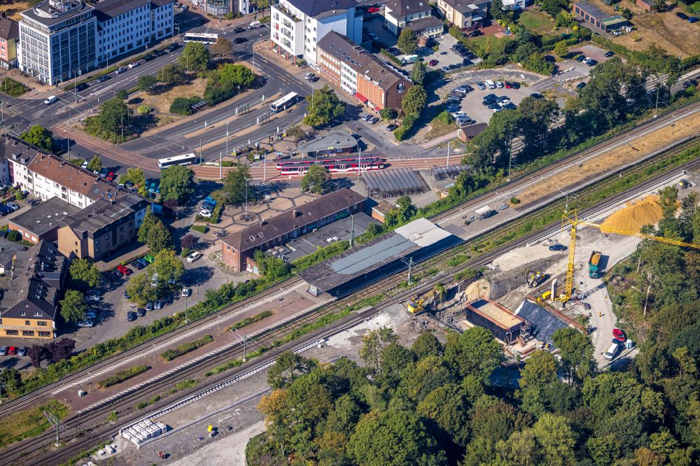 Luftbild Dinslaken - Gleisverlauf und Bahnhofsgebäude mit Tunnelarbeiten in Dinslaken im Bundesland Nordrhein-Westfalen, Deutschland