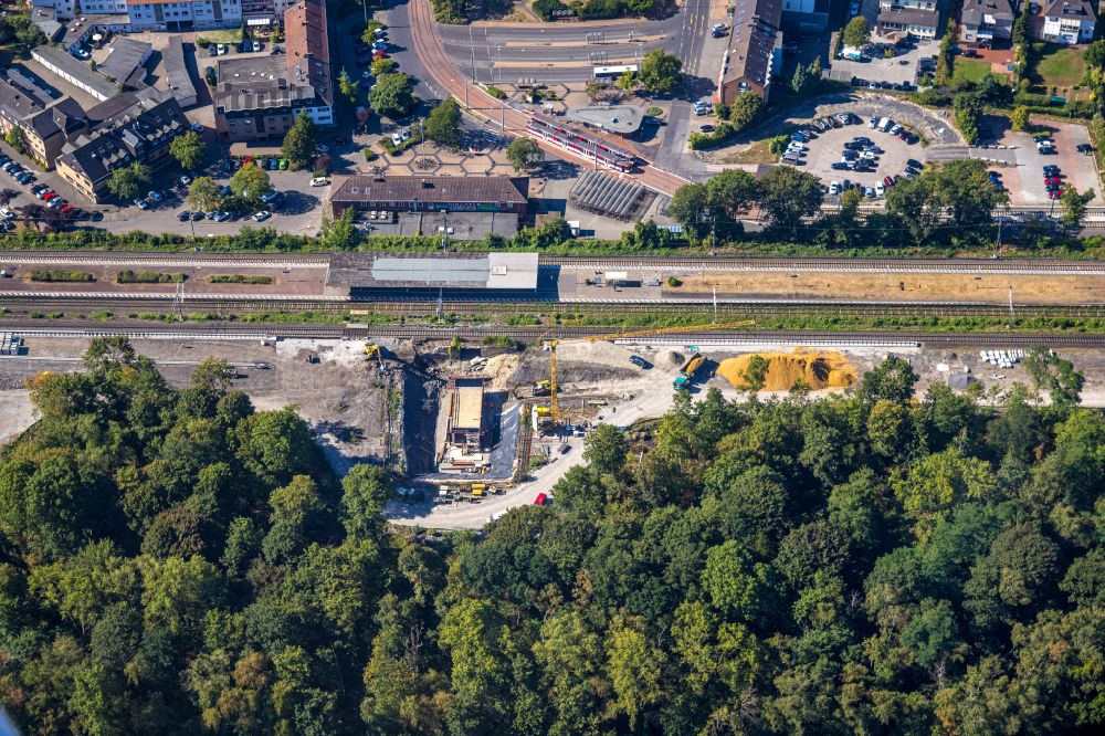 Luftaufnahme Dinslaken - Gleisverlauf und Bahnhofsgebäude mit Tunnelarbeiten in Dinslaken im Bundesland Nordrhein-Westfalen, Deutschland