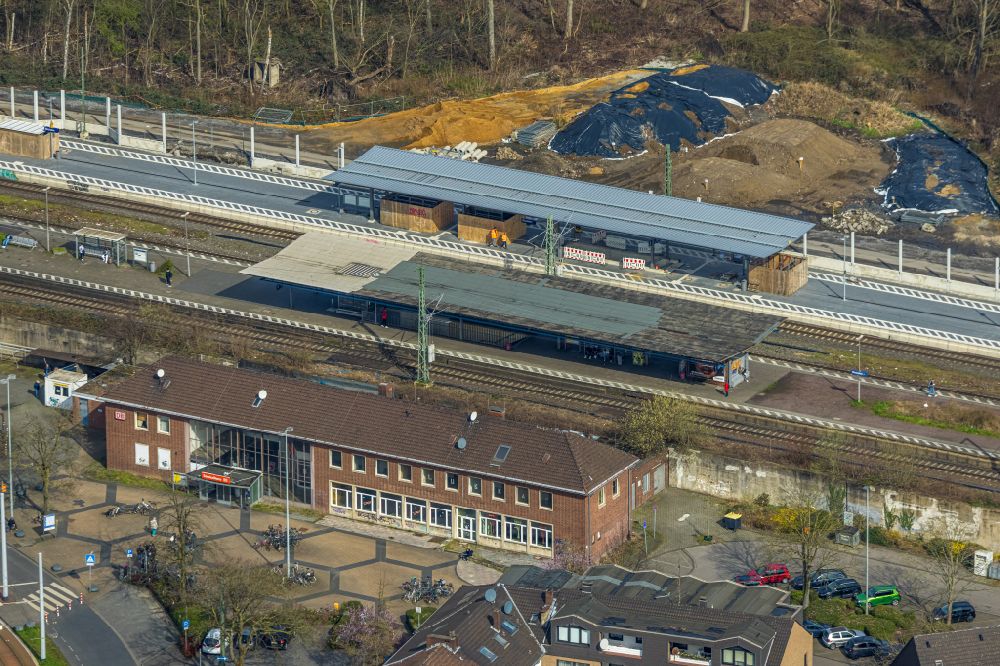 Dinslaken aus der Vogelperspektive: Gleisverlauf und Bahnhofsgebäude mit Tunnelarbeiten in Dinslaken im Bundesland Nordrhein-Westfalen, Deutschland