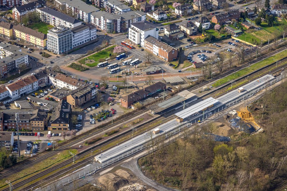 Dinslaken von oben - Gleisverlauf und Bahnhofsgebäude mit Tunnelarbeiten in Dinslaken im Bundesland Nordrhein-Westfalen, Deutschland