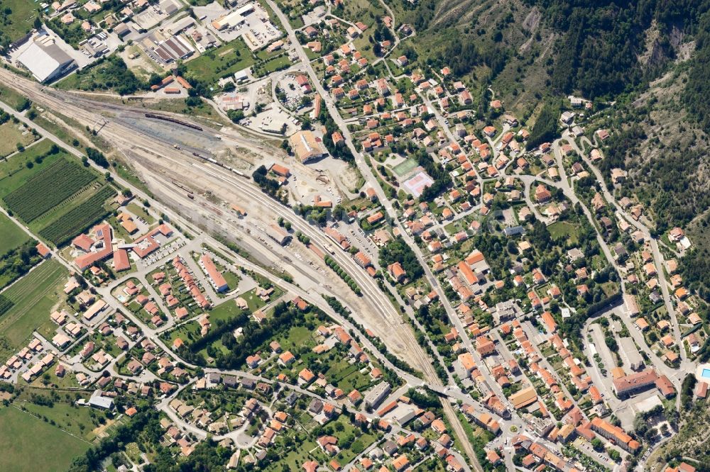 Luftbild Veynes - Gleisverlauf und Bahnhofsgebäude in Veynes in Provence-Alpes-Cote d'Azur, Frankreich