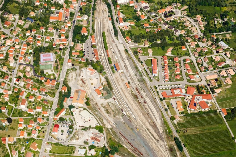 Luftaufnahme Veynes - Gleisverlauf und Bahnhofsgebäude in Veynes in Provence-Alpes-Cote d'Azur, Frankreich