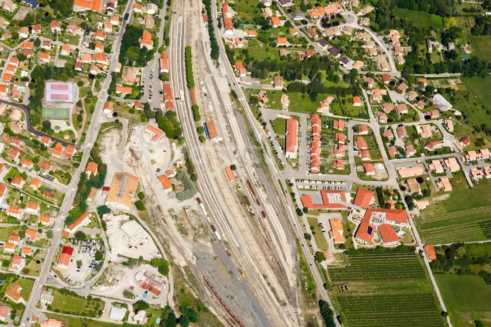 Veynes von oben - Gleisverlauf und Bahnhofsgebäude in Veynes in Provence-Alpes-Cote d'Azur, Frankreich