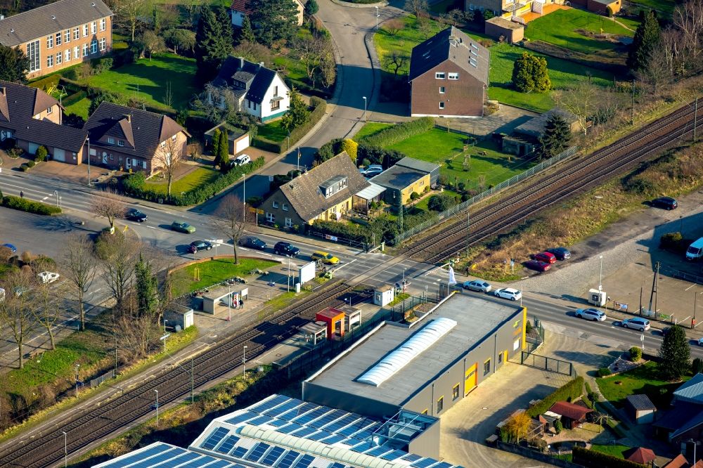 Luftbild Haldern - Gleisverlauf der Betuweroute und Bahnhofsgebäude am Bahnhof Haldern und Firmengebäude in Haldern im Bundesland Nordrhein-Westfalen