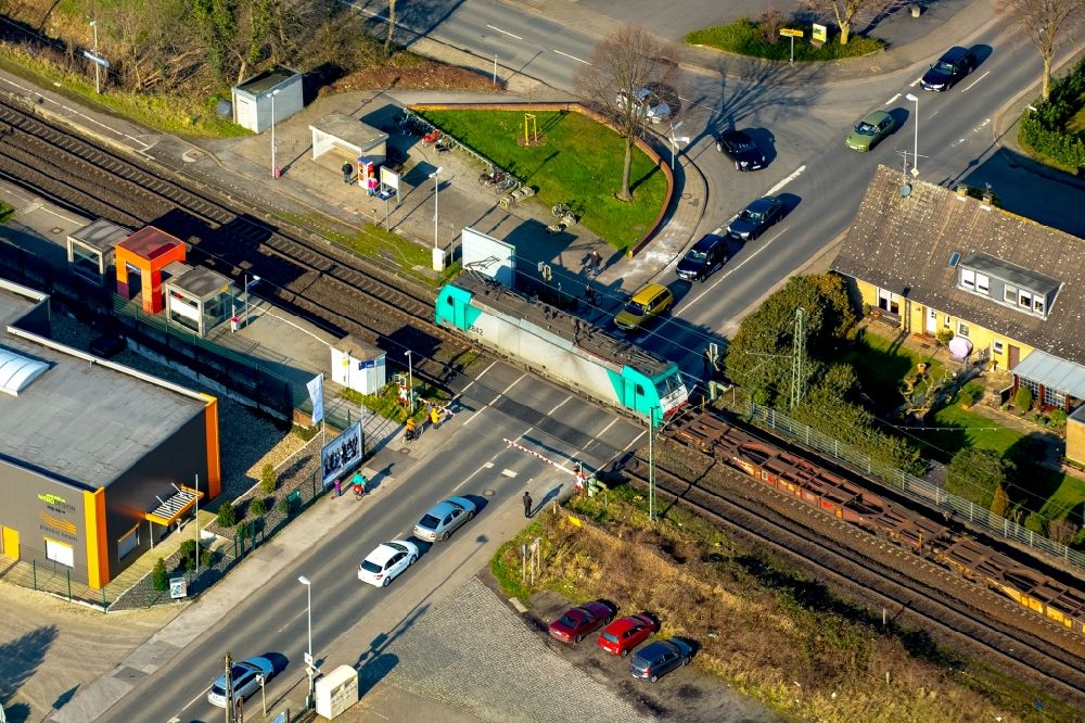 Luftaufnahme Haldern - Gleisverlauf der Betuweroute und Bahnhofsgebäude am Bahnhof Haldern und Firmengebäude in Haldern im Bundesland Nordrhein-Westfalen
