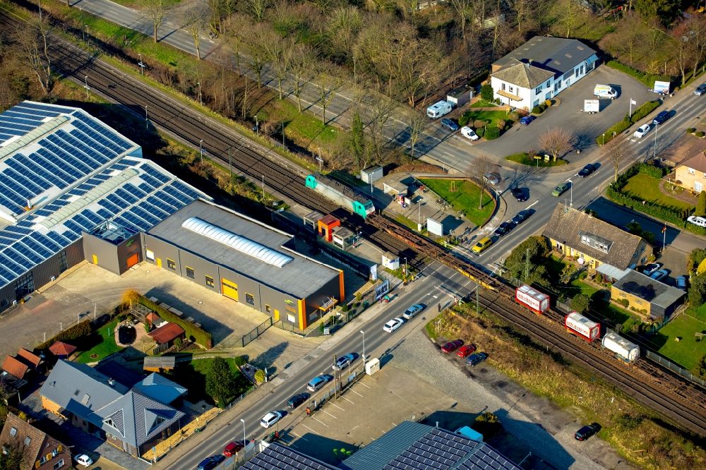 Haldern von oben - Gleisverlauf der Betuweroute und Bahnhofsgebäude am Bahnhof Haldern und Firmengebäude in Haldern im Bundesland Nordrhein-Westfalen