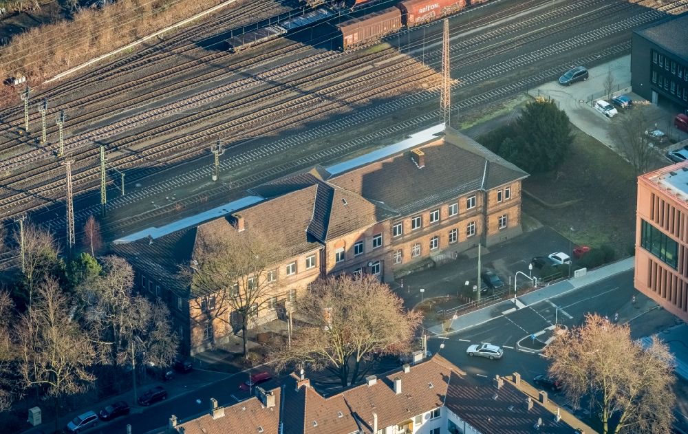 Luftaufnahme Bochum - Gleisverlauf und ehemaliges Bahnhofsgebäude Bahnhof Bochum Nord in Bochum im Bundesland Nordrhein-Westfalen