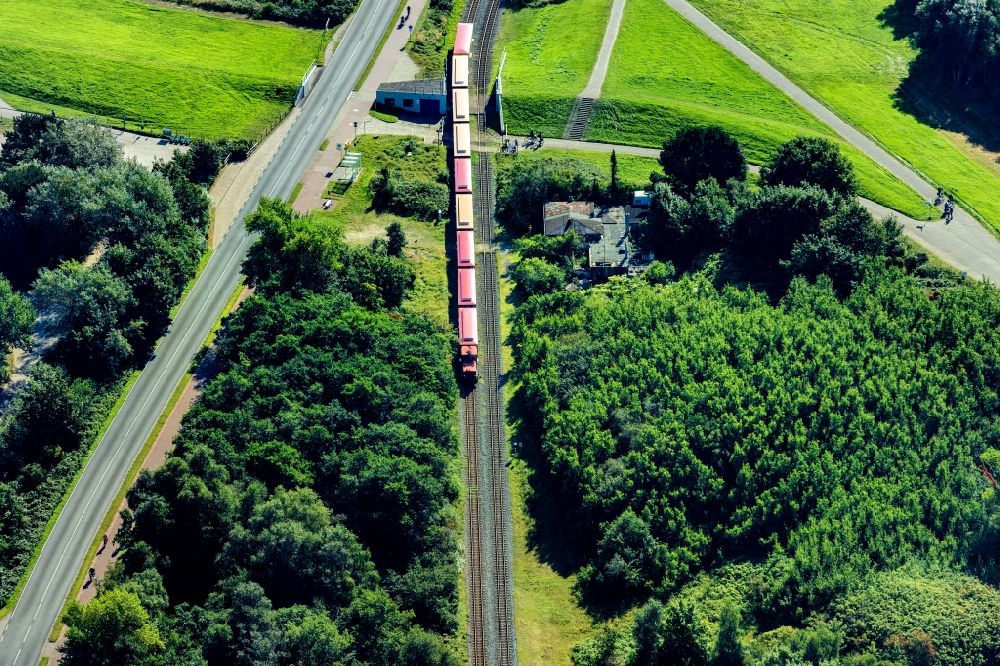 Luftaufnahme Borkum - Gleisverlauf und Zug der Insel Bahn auf Borkum im Bundesland Niedersachsen, Deutschland