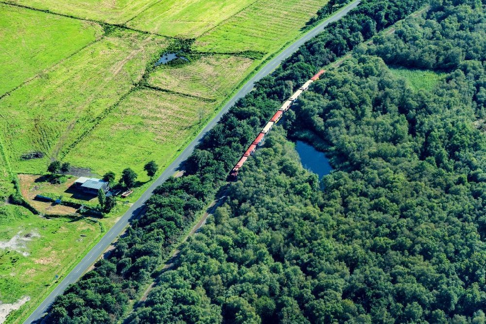 Borkum aus der Vogelperspektive: Gleisverlauf und Zug der Insel Bahn auf Borkum im Bundesland Niedersachsen, Deutschland