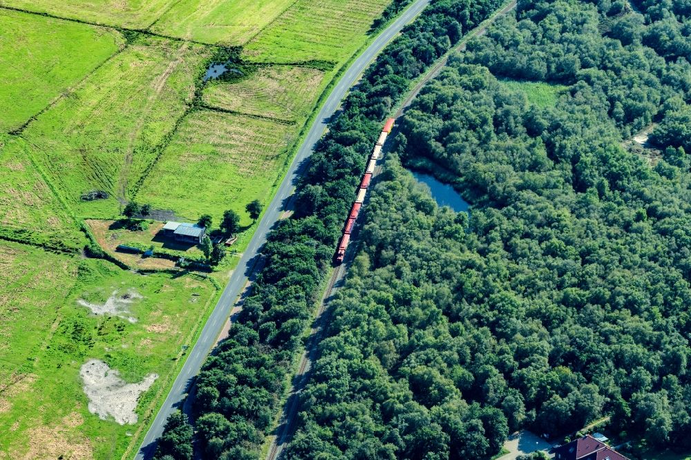 Luftbild Borkum - Gleisverlauf und Zug der Insel Bahn auf Borkum im Bundesland Niedersachsen, Deutschland