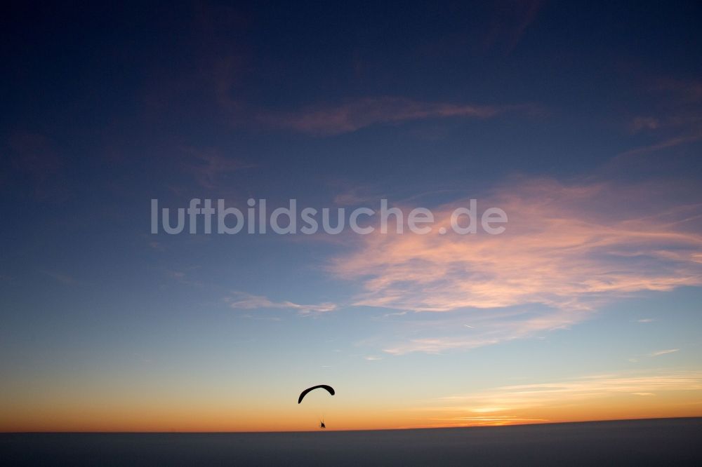 Luftaufnahme Michelstadt - Gleitschirm im Sonnenuntergang am Horizont über Vielbrunn in Michelstadt im Bundesland Hessen