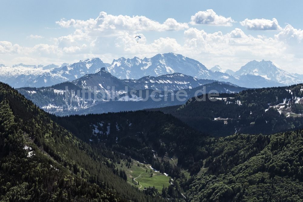 Faistenau aus der Vogelperspektive: Gleitschirmfliegen mit Blick in Richtung Nationalpark Berchtesgaden, Wald und Berglandschaft in Faistenau in Salzburg, Österreich
