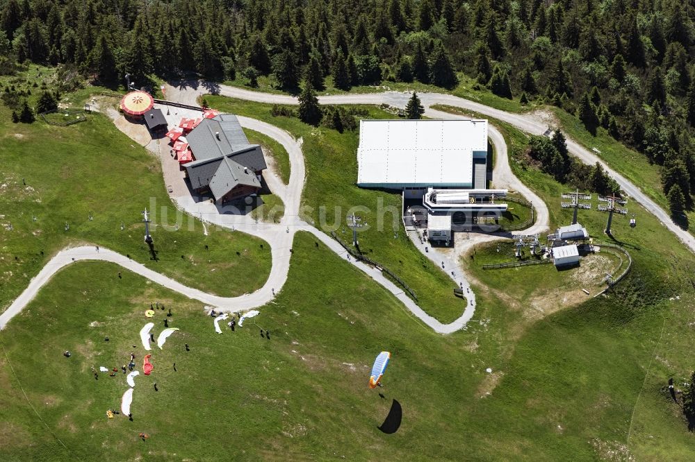 Kössen aus der Vogelperspektive: Gleitschirmflieger beim Start am Unterberghorn Startplatz in Kössen in Tirol, Österreich