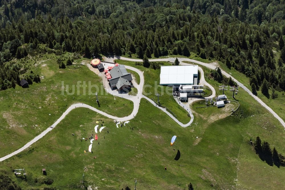 Luftbild Kössen - Gleitschirmflieger beim Start am Unterberghorn Startplatz in Kössen in Tirol, Österreich