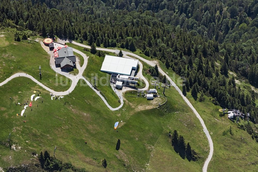 Luftaufnahme Kössen - Gleitschirmflieger beim Start am Unterberghorn Startplatz in Kössen in Tirol, Österreich