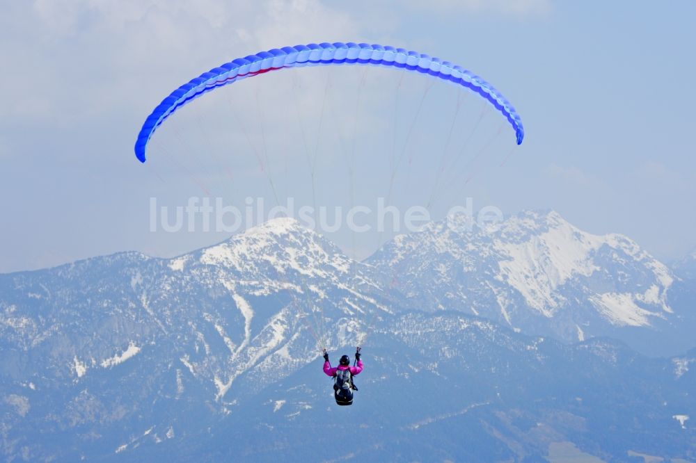 Luftbild Schladming - Gleitschirmflieger fliegt von der Planai in Richtung Dachstein bei Schladming in Österreich