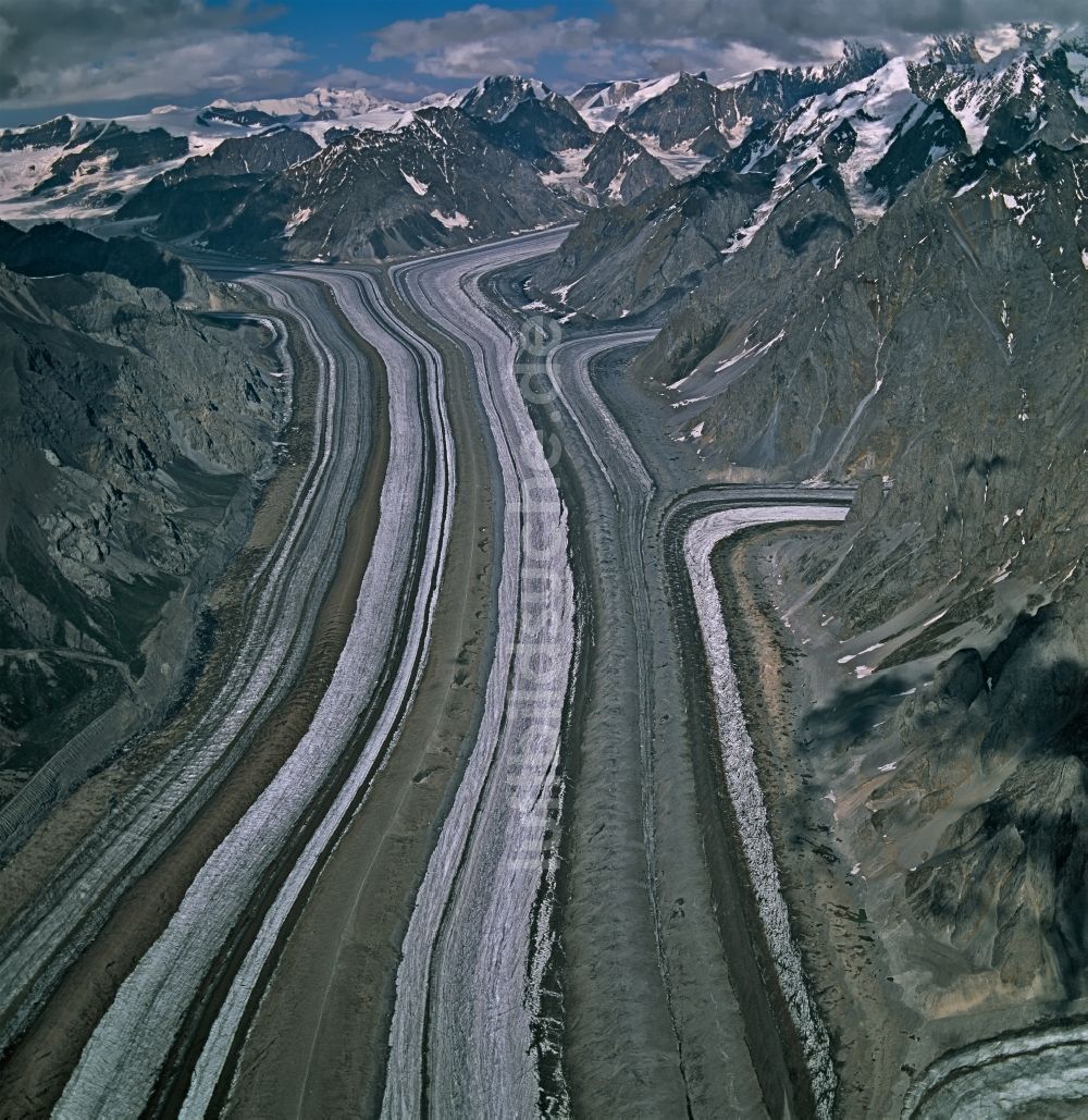 Luftbild Chitina - Gletscher Barnard Glacier in der Felsen- und Berglandschaft in Chitina in Alaska, USA