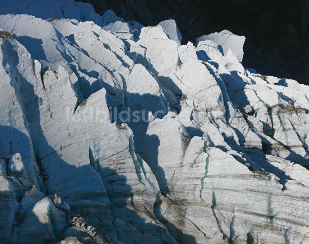 Saint-Gervais-les-Bains von oben - Gletscher Bossons Glacier in der Felsen- und Berglandschaft in Saint-Gervais-les-Bains in Auvergne-Rhone-Alpes, Frankreich