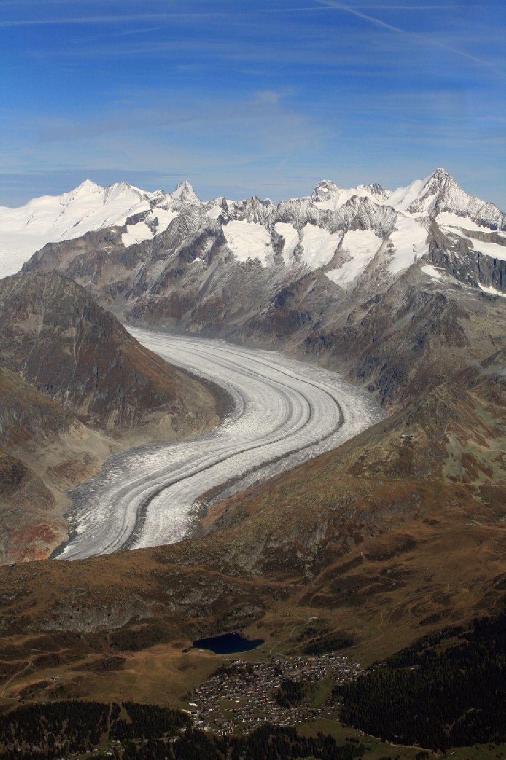 Luftaufnahme Bettmeralp - Gletscher des Grossen Aletschgletscher in der Felsen- und Berglandschaft bei der Bettmeralp im Kanton Wallis, Schweiz