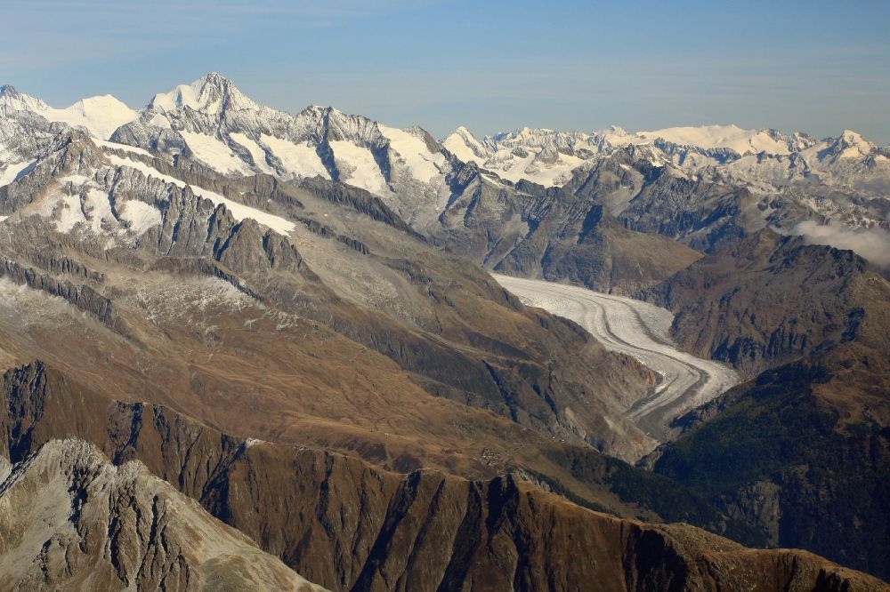 Luftaufnahme Fieschertal - Gletscher des Grossen Aletschgletscher in der Felsen- und Berglandschaft im Fieschertal im Kanton Wallis, Schweiz