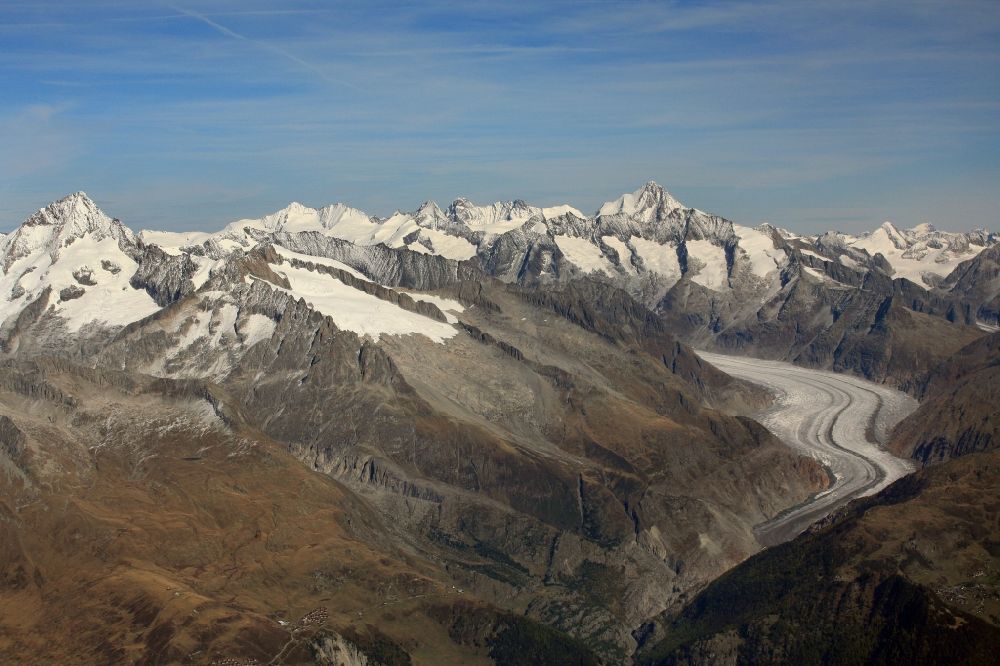 Fieschertal von oben - Gletscher des Grossen Aletschgletscher in der Felsen- und Berglandschaft im Fieschertal im Kanton Wallis, Schweiz