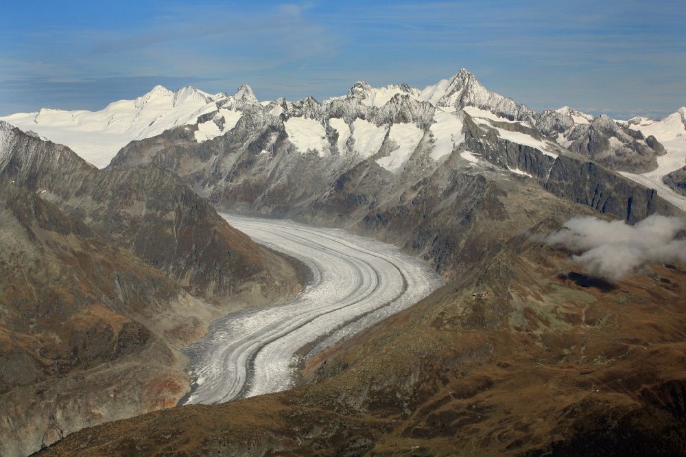 Luftbild Fieschertal - Gletscher des Grossen Aletschgletscher in der Felsen- und Berglandschaft im Fieschertal im Kanton Wallis, Schweiz