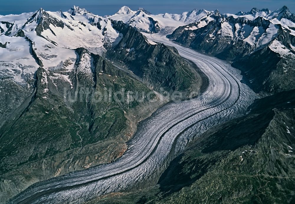 Luftbild Fieschertal - Gletscher des Grossen Aletschgletscher in der Felsen- und Berglandschaft in Fieschertal in Wallis, Schweiz