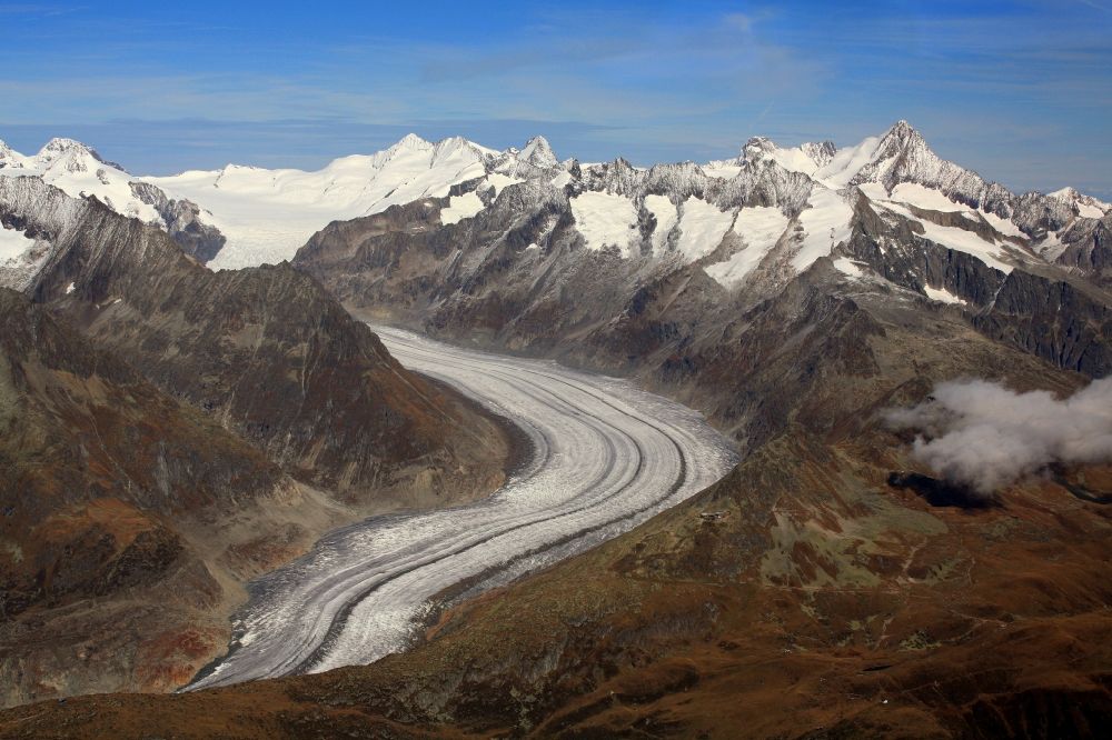 Fieschertal aus der Vogelperspektive: Gletscher des Grossen Aletschgletscher in der Felsen- und Berglandschaft in Fieschertal in Wallis, Schweiz