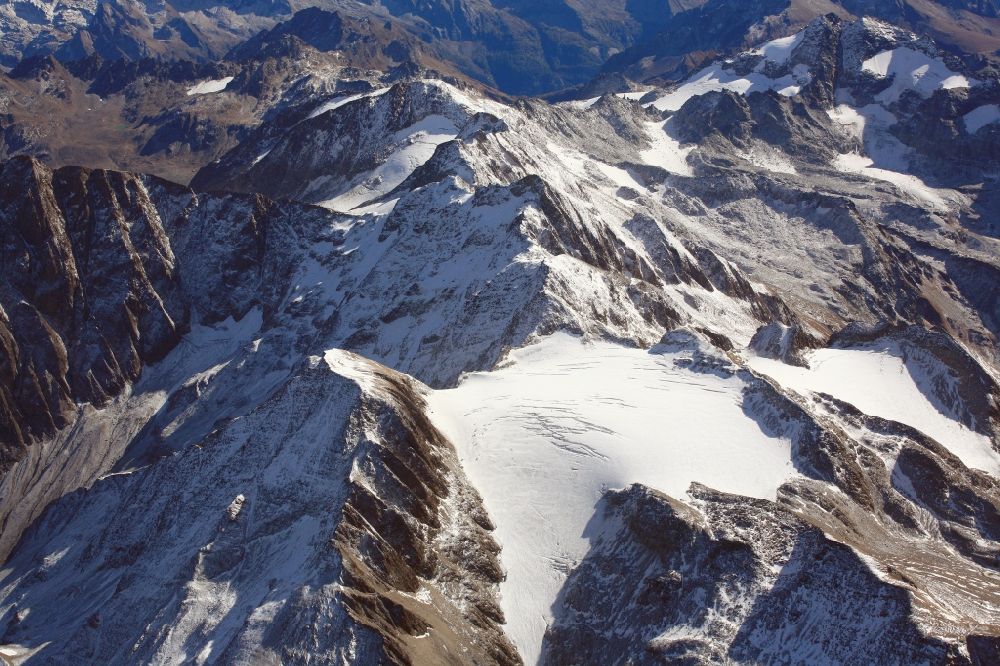 Binn von oben - Gletscher des Rappegletscher am Rappehorn in der Felsen- und Berglandschaft der Walliser Alpen im Kanton Wallis, Schweiz