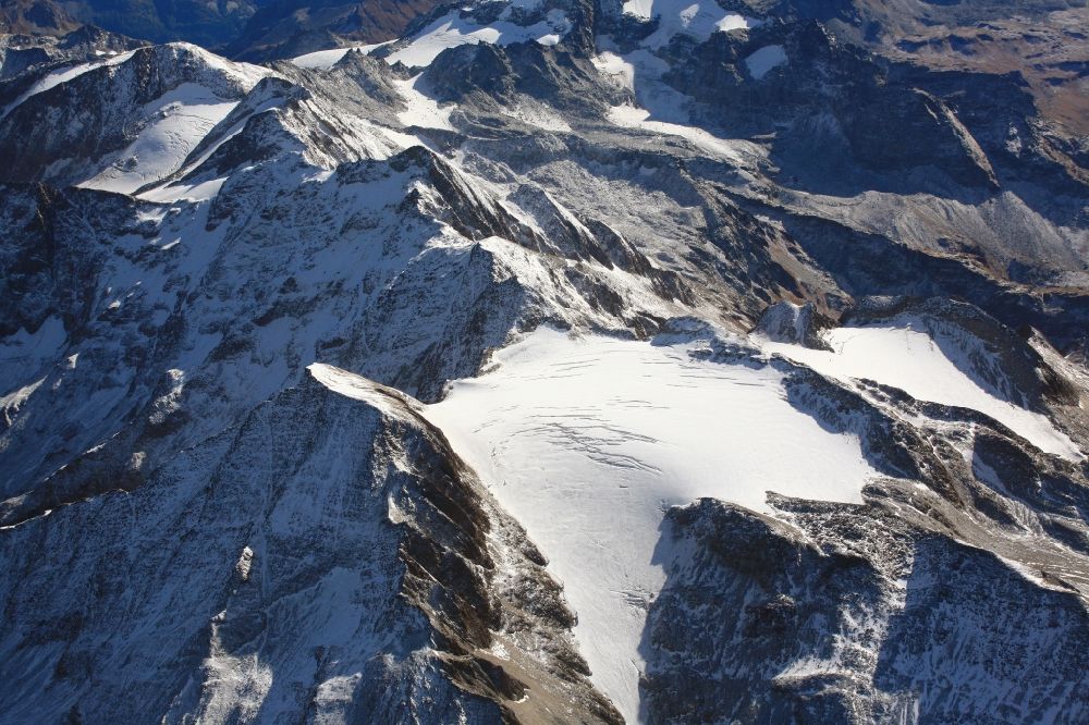 Binn aus der Vogelperspektive: Gletscher des Rappegletscher am Rappehorn in der Felsen- und Berglandschaft der Walliser Alpen im Kanton Wallis, Schweiz